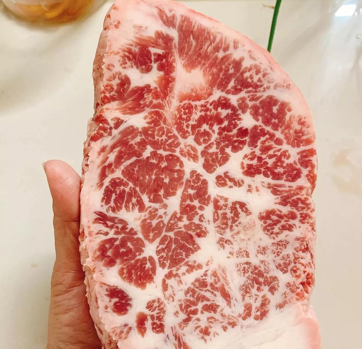 Phần thịt u bò có vân mỡ đều, thịt mềm do ở vị trí ít cử động của bò. Ảnh: PhunuVietNam