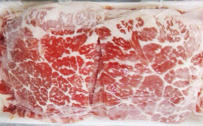 Khi dùng tay ấn vào thịt phải có độ dẻo. Nếu thịt có độ đàn hồi tốt, không dính tay và không có mùi hôi thì đó là thịt u hoa mới. Ảnh: Handoo Food