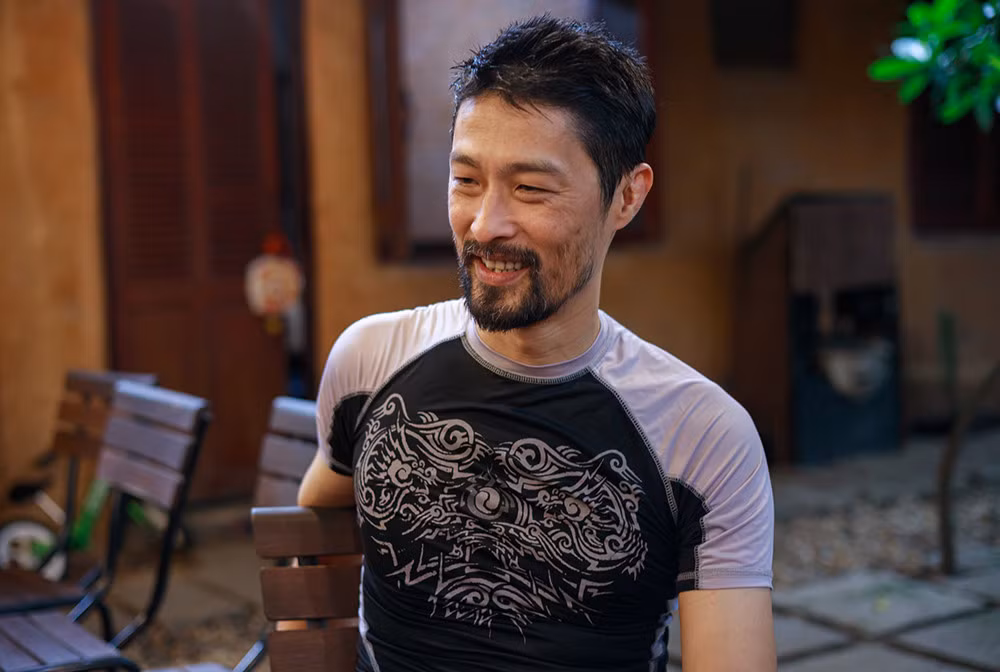 Những năm gần đây, Johnny Trí Nguyễn không còn “tung hoành” trên phim trường, anh chọn sống điền viên ở võ đường Liên Phong cùng bạn gái xinh đẹp. Ảnh: Vietnamnet