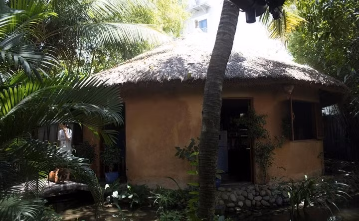 Phía sau võ đường là căn nhà mái lá, nơi anh và bạn gái Nhung Kate sinh sống. Ảnh: VTCNews