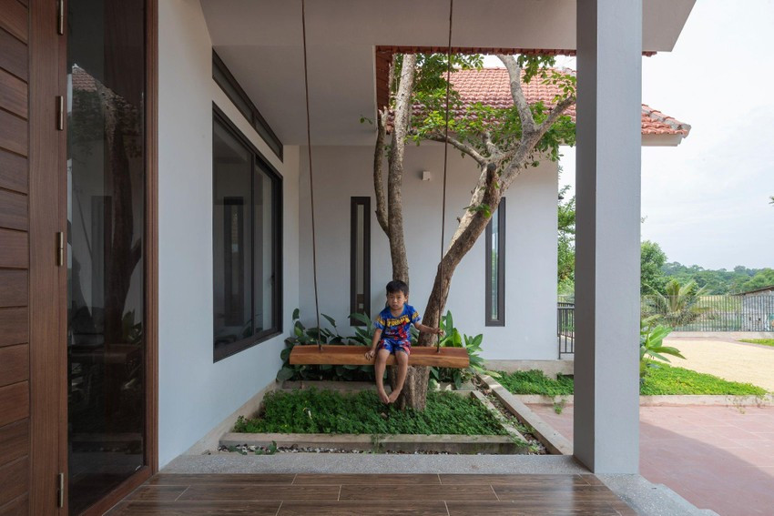 Xen kẽ giữa các gian nhà là hệ thống cây xanh lớn, tạo bóng mát.