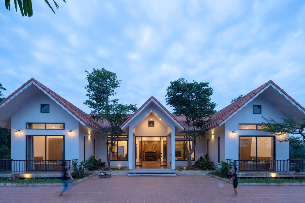 Những vật liệu như mái ngói, gạch đỏ lát sân tạo nét gần gũi, truyền thống cho ngôi nhà mái ngói.