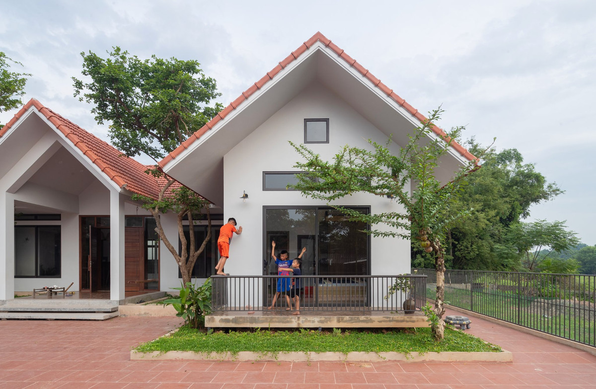 Không gian riêng được bố trí 2 gian ngoài cùng của ngôi nhà cho 4 phòng ngủ.