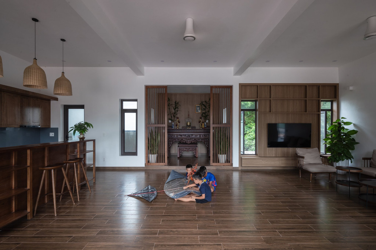 Căn nhà được thiết kế cho cặp vợ chồng trẻ cùng 2 người con trai và người mẹ. Từ cấu trúc ngôi nhà 5 gian truyền thống, ngôi nhà lấy gian trung tâm chính làm nơi thờ cúng tổ tiên. Nơi con cháu hướng về cội nguồn và được quây quần sum họp.