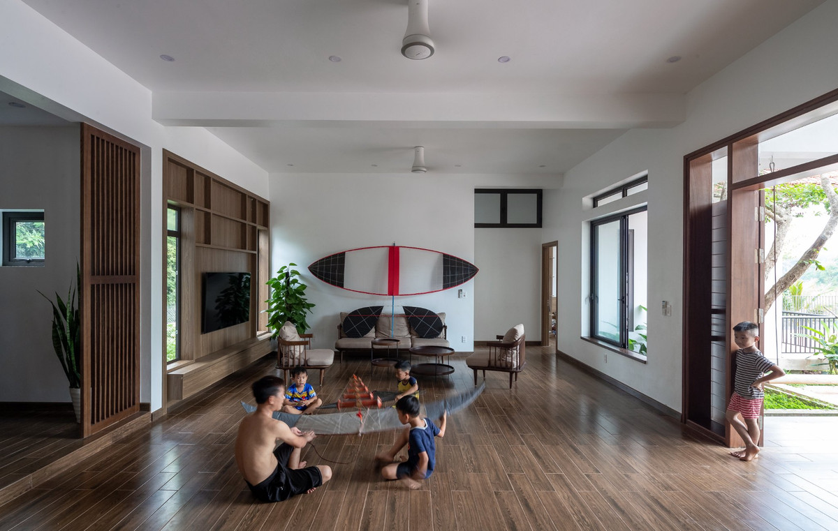 Kết nối liên thông gồm không gian bếp nấu và tiếp khách thành 1 không gian chung lớn.