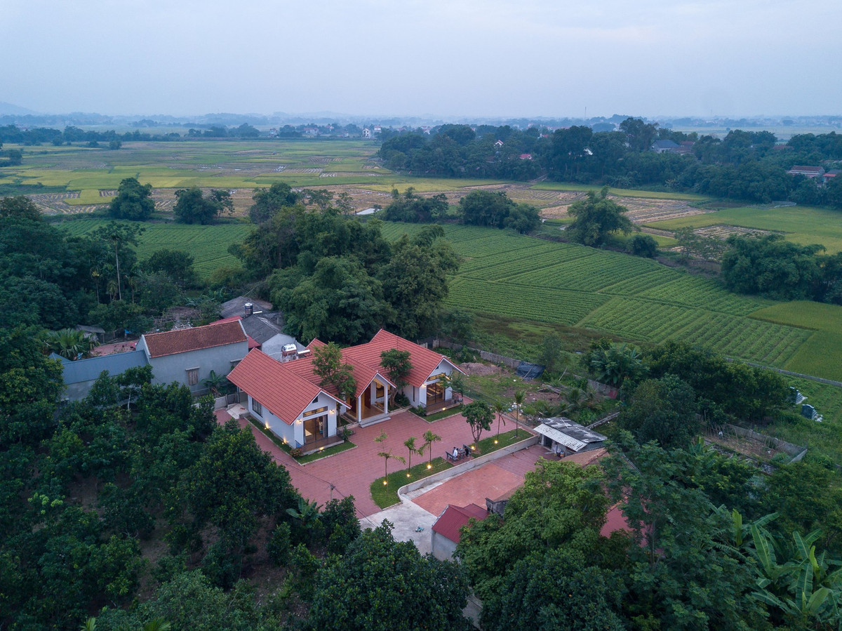 Khoảng hiên lớn là nơi các thành viên gia đình nghỉ ngơi, hóng mát, quây quầy.