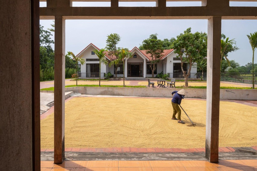 Khoảng sân lớn trước nhà là nơi mẹ phơi lúa vào mỗi mùa vụ, nơi con cháu quây quần bên mâm cỗ mỗi lần giỗ chạp, tiệc tùng. Nguồn ảnh: Triệu Chiến