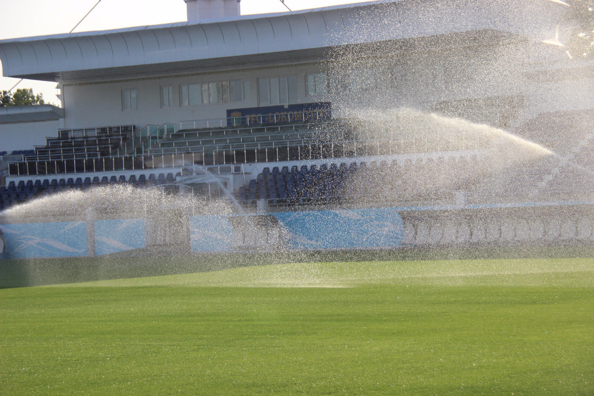 Hệ thống tưới nước tự động trên sân. Ảnh: Twitter