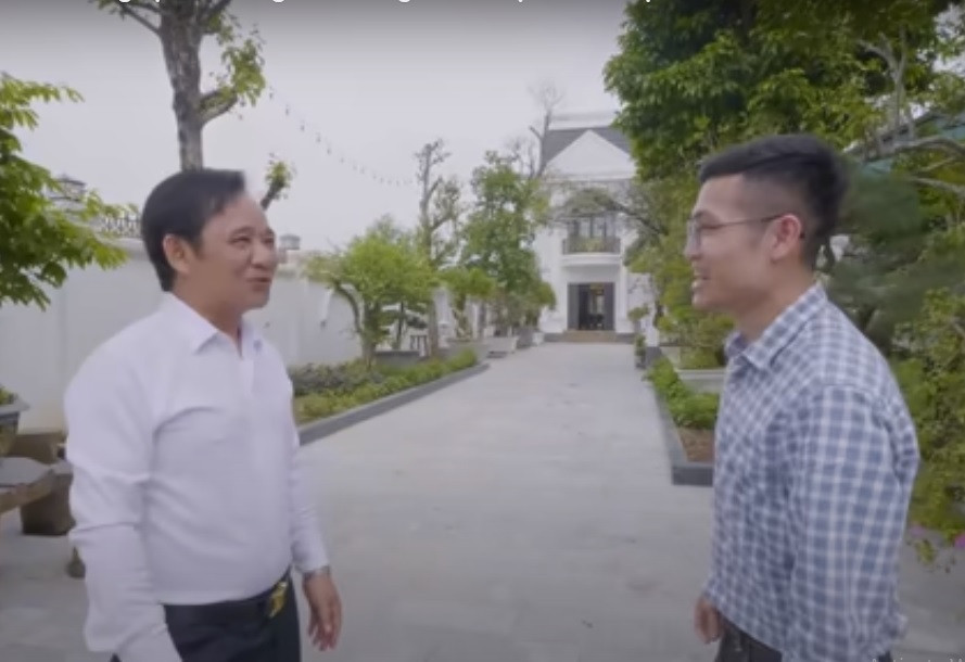 Đặc biệt, khu vực sân vườn dẫn vào biệt thự được trồng nhiều loại cây cảnh và cây ăn quả có giá trị. Ảnh chụp màn hình Dogovinhyen