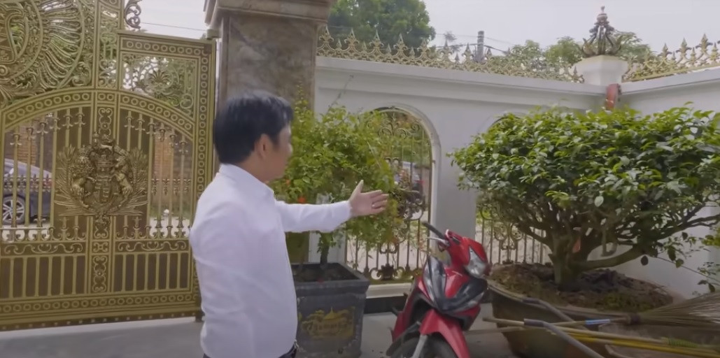 Trong góc vườn còn có cây trà cổ được đưa lên chậu vô cùng đẹp mắt. Ảnh chụp màn hình Dogovinhyen