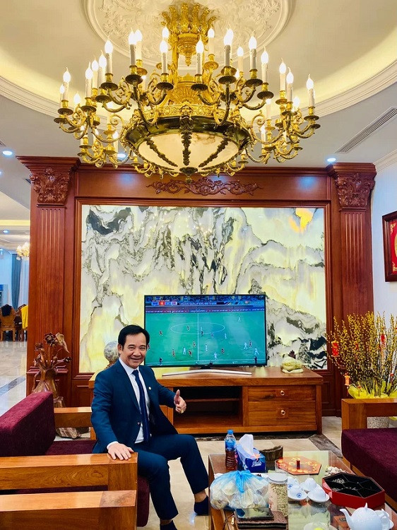 Không chỉ có khoảng sân vườn rộng rãi với chiếc hồ lớn và khu vực giải trí để phục vụ nhu cầu chơi bi-a, nội thất phía trong căn biệt thự cũng rất tiện nghi, hiện đại. Ảnh: FBNV