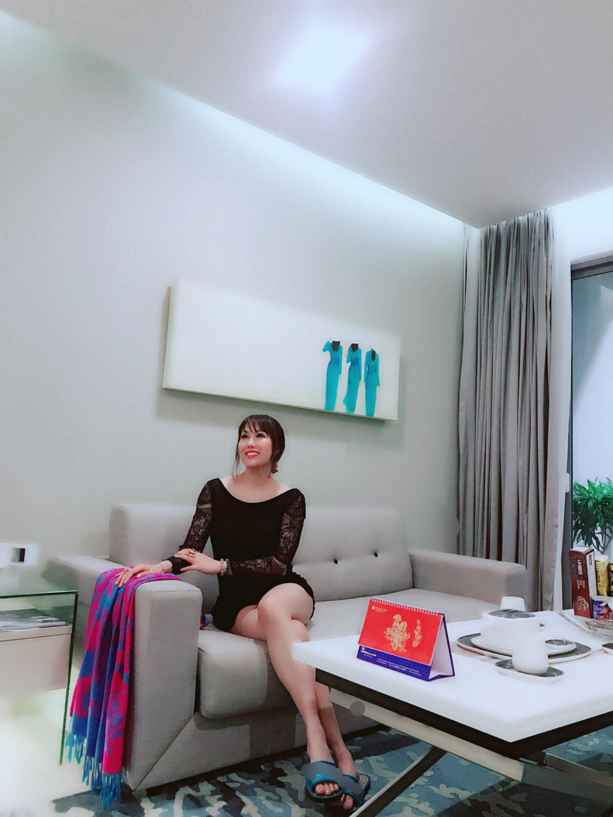 Nhiều khán giả xuýt xoa trước độ giàu có của nữ diễn viên đồng thời cũng chúc mừng cô đã có thêm một nhà mới sang trọng. Ảnh: FBNV