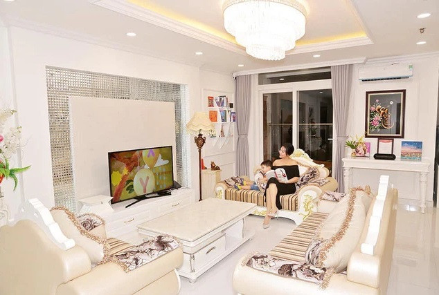 Phòng khách nhà Phi Thanh Vân lấy màu trắng trang nhã làm chủ đạo. Ảnh: FBNV