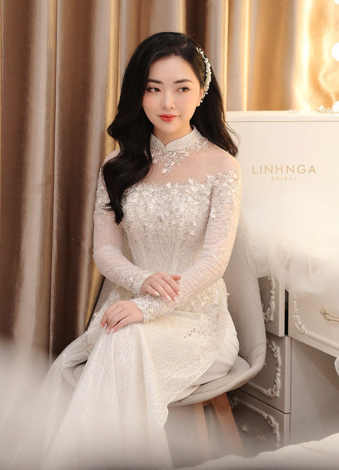 Áo dài có điểm xuyết lộng lẫy của 3.000 viên đá swarovski kết hợp với pha lê tráng bạc. Ảnh: NTK Linh Nga