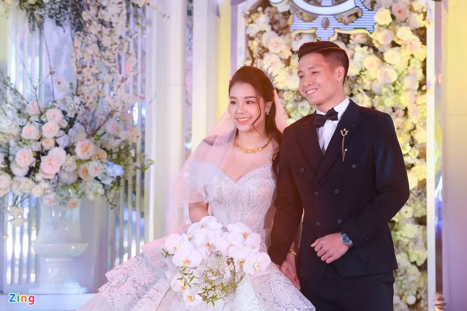 Khánh Linh - vợ cầu thủ Bùi Tiến Dũng cũng từng gây xôn xao với mẫu váy trễ vai có giá lên đến 800 triệu đồng. Ảnh: Zing