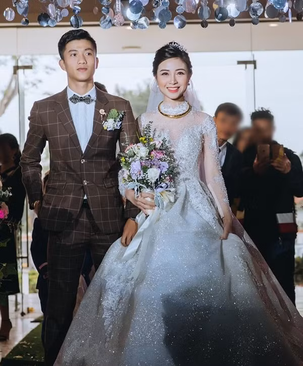 Cuối tháng 1/2020, Phan Văn Đức và hot girl Nhật Linh cũng đã chính thức về chung một nhà. Để chuẩn bị cho ngày quan trọng, bà xã Phan Văn Đức đã đặt riêng 2 bộ váy cưới. Ảnh: Saostar