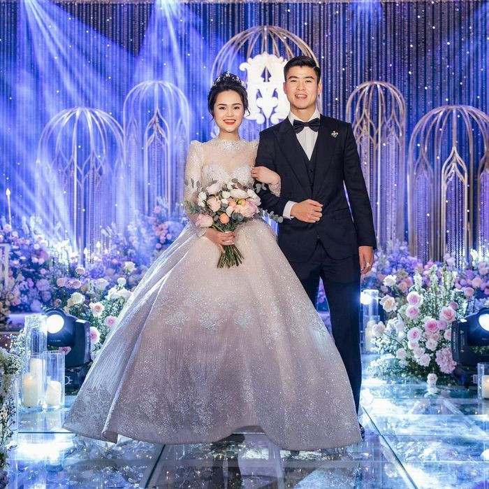 Theo tiết lộ, bộ váy nạm đính của bà xã trung vệ Duy Mạnh có giá 1 tỷ đồng. Ảnh: Duy Mạnh