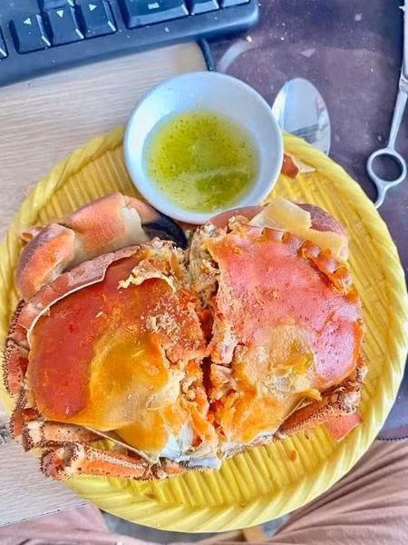 Anh Long (Bắc Từ Liêm, Hà Nội) chia sẻ: "Những ai thích ăn cua gạch thì loại cua nâu Nauy này khá hợp lý. Gạch với trứng đầy ắp dù là hàng đông lạnh. Tất nhiên, ăn sẽ không thơm ngon bằng hàng tươi sống".