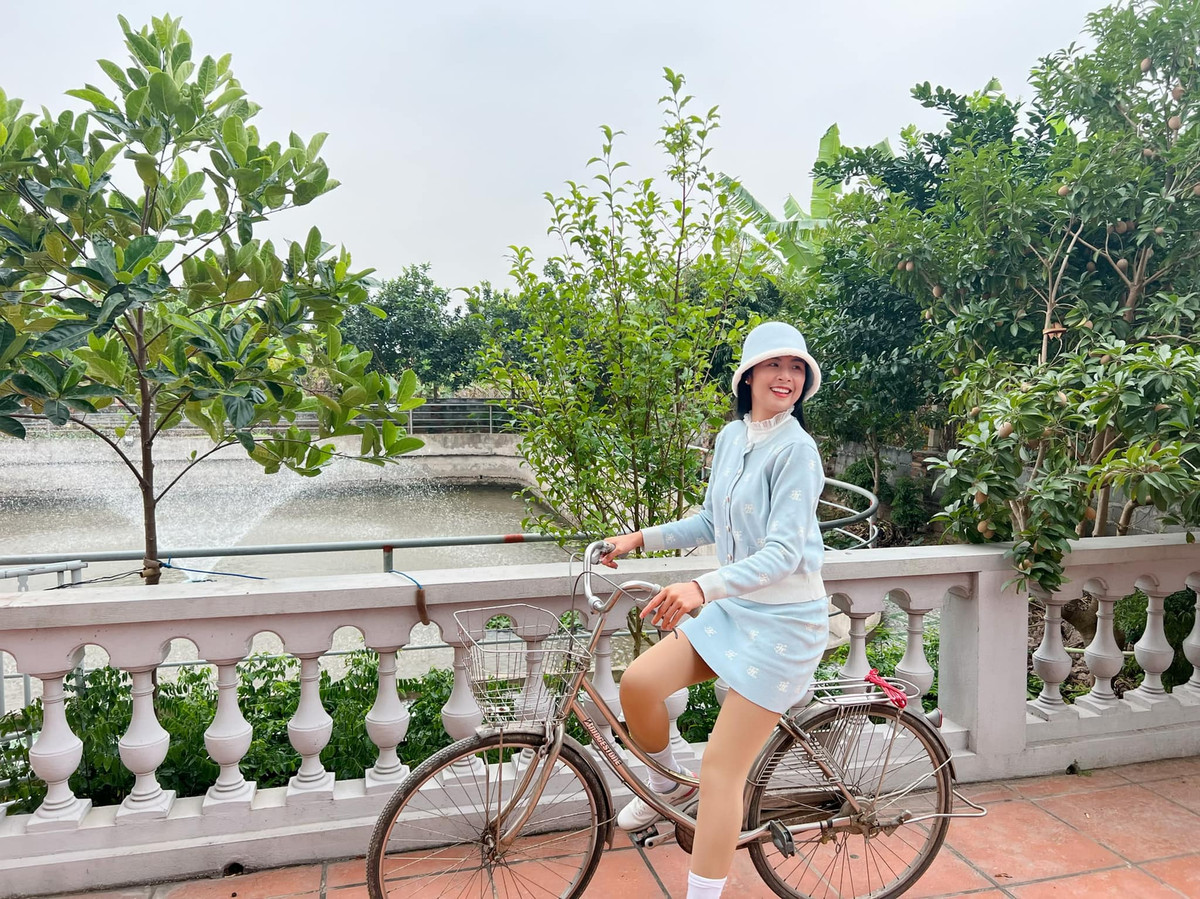 Hoa hậu Việt Nam 2010 hào hứng dạo quanh không gian sân vườn vô cùng rộng lớn.