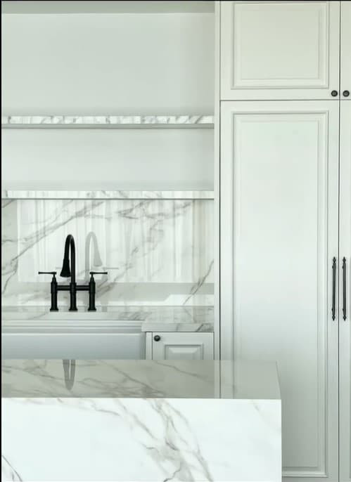 Căn hộ chủ đạo tông trắng tối giản nhưng sang trọng.