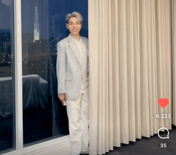 Căn hộ gồm ba phòng ngủ, do anh tự lên ý tưởng thiết kế, giám sát xây dựng và chọn lựa nội thất.