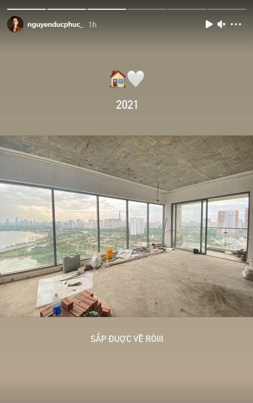 Nhà rộng với không gian thoáng đãng, nhiều cửa kính giúp lấy ánh sáng tối đa.