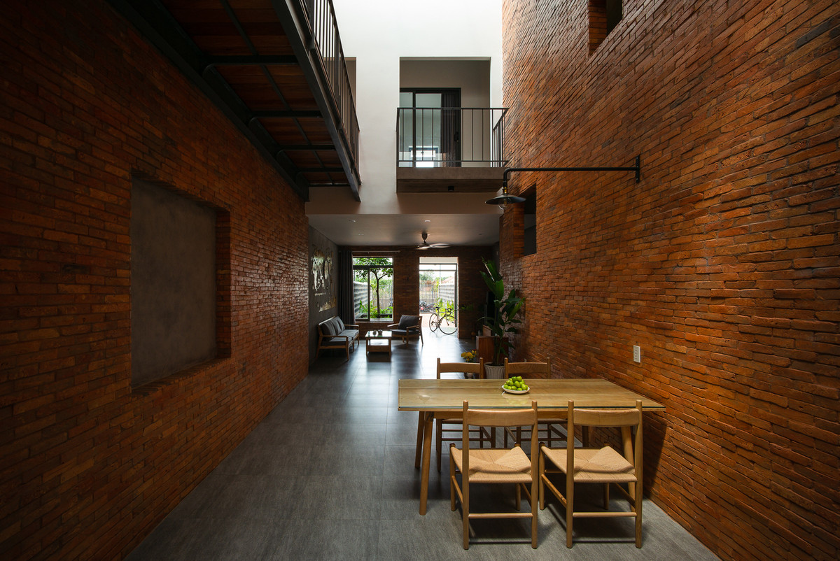 Với yêu cầu này, kiến trúc sư thiết kế nhà với hai ô riêng tách biệt không gian phòng ngủ và không gian phụ trợ.