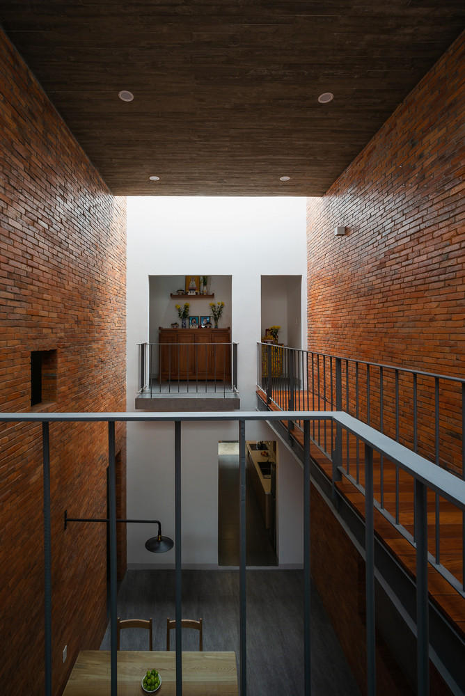 Để lấy ánh sáng tự nhiên vào nhà, kiến trúc sư thiết lập hai giếng trời phía trên, tia nắng sẽ chiếu thẳng vào các không gian sinh hoạt chung.