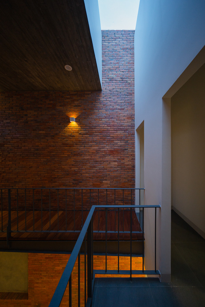 Về vật liệu trong không gian sống, yếu tố gần gũi với thiên nhiên được ưu tiên hàng đầu. Các vật liệu sử dụng trong công trình mang màu sắc của thiên nhiên như gạch thô, bê tông thô và gỗ.