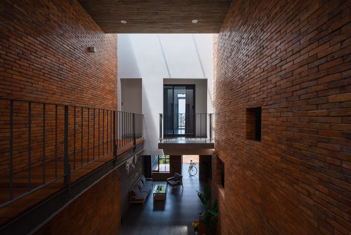 Nhờ đó, mọi người có thể cảm nhận rõ rệt thời gian trong ngày, cảm nhận bình minh với tia nắng sớm, hoàng hôn với nắng chiều, buổi tối với trăng sao.