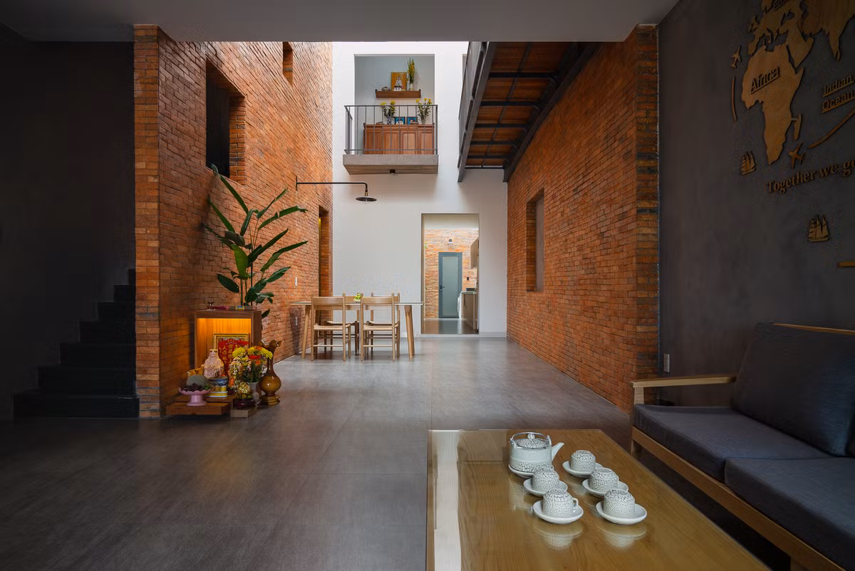 Gia chủ muốn có một không gian để có thể kết nối các thành viên trong gia đình, khi cần thiết có thể kỷ niệm một số ngày lễ truyền thống của Việt Nam như Tết, ngày giỗ, họp mặt gia đình, hay lễ cưới hỏi...