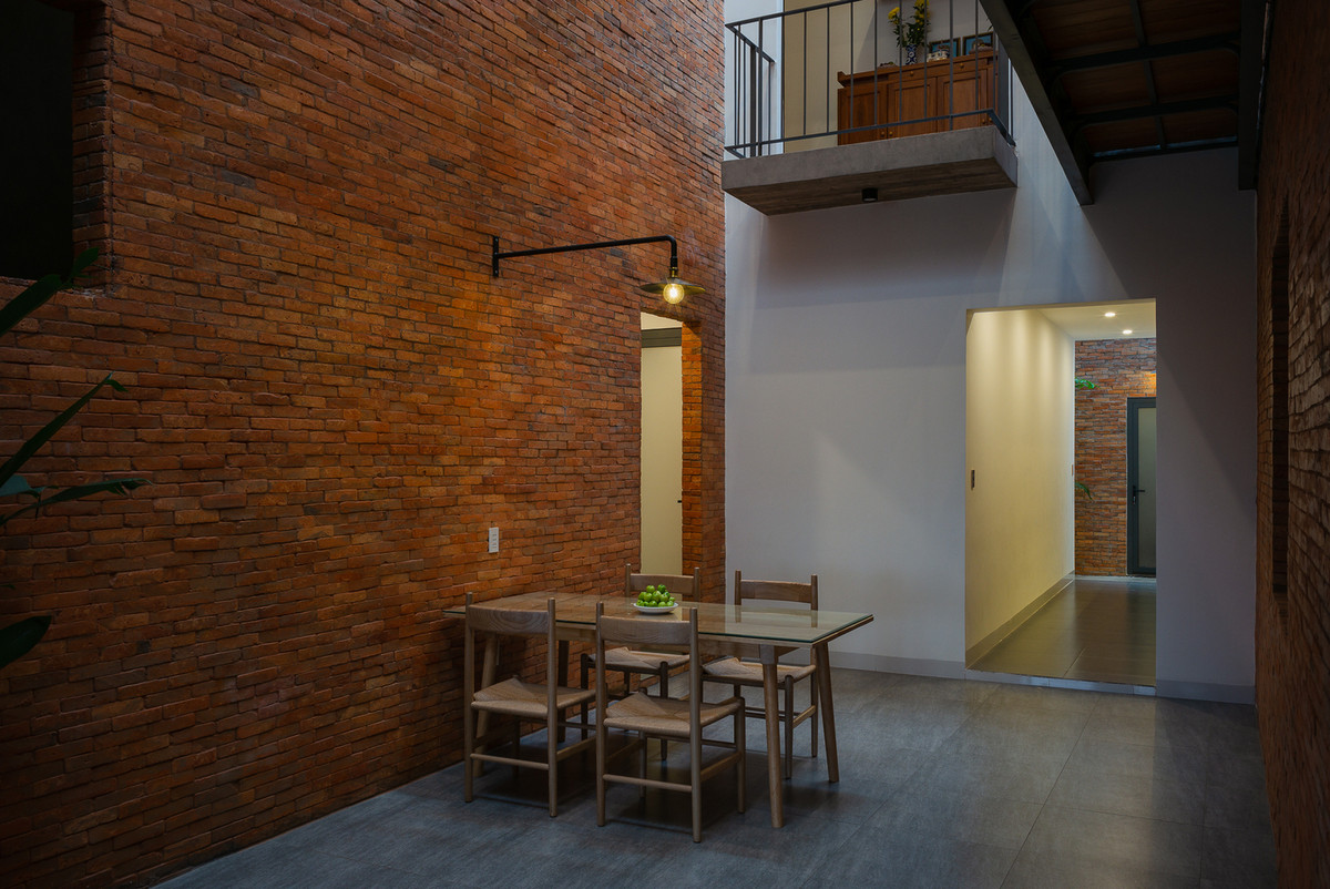 Phía ngoài là không gian sinh hoạt chung, nơi có thể tụ họp nhiều người vào các ngày lễ truyền thống.