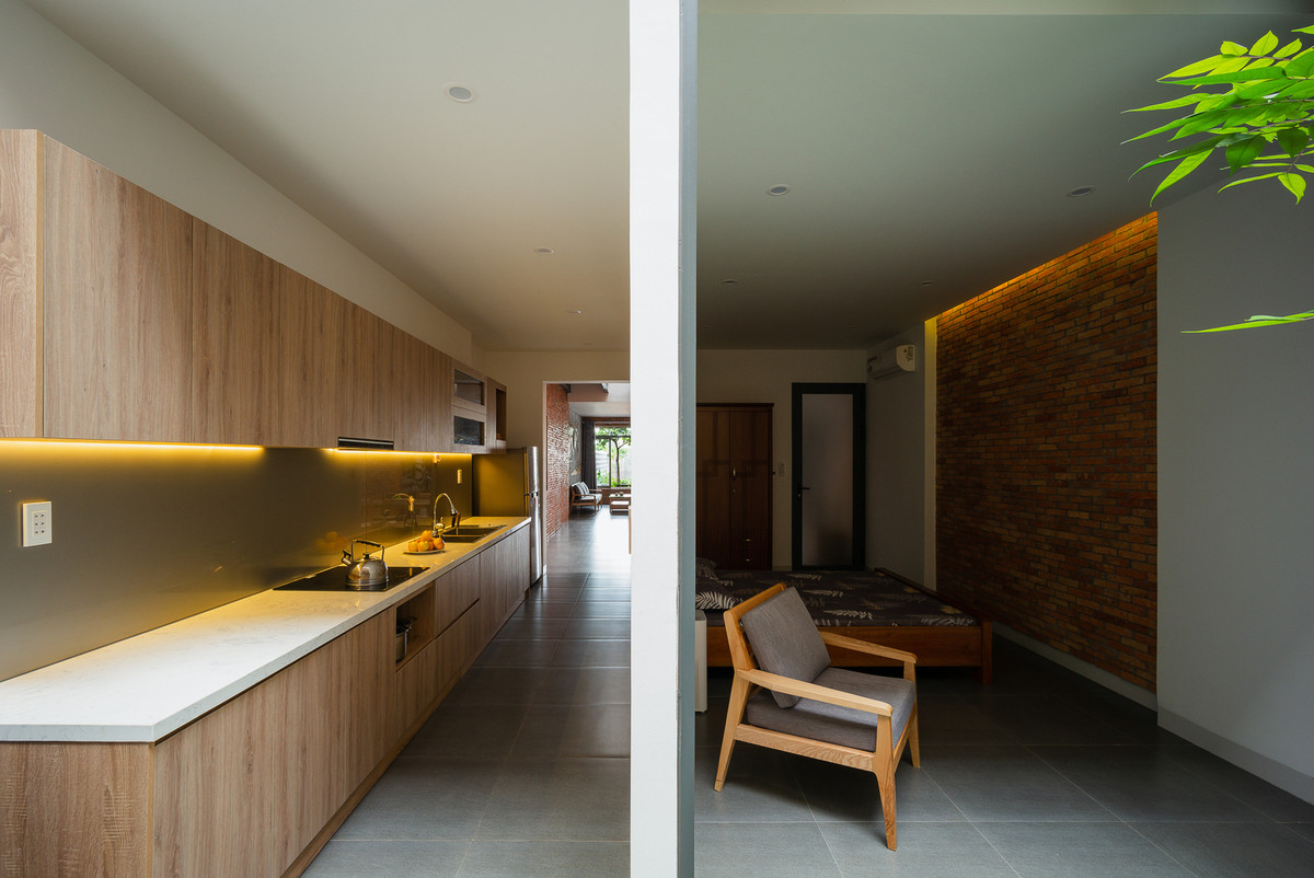 Phía trong là không gian ngủ riêng biệt. Ở giữa hai không gian này khoảng trống lớn với chức năng là bếp và phòng ăn.