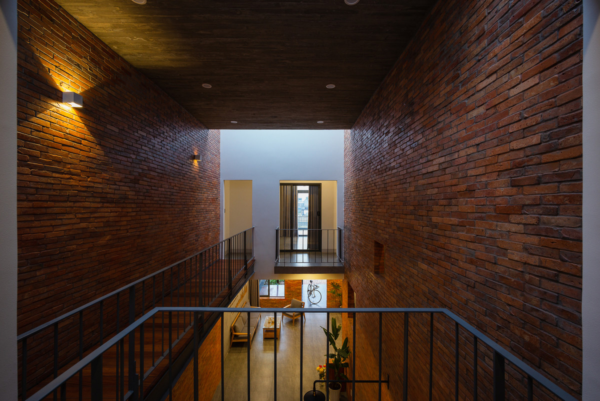 Để kết nối hai không gian tầng trên, kiến trúc sư thiết kế một cây cầu thép thay vì một hành lang bê tông. Đây cũng là điểm nhấn của ngôi nhà.