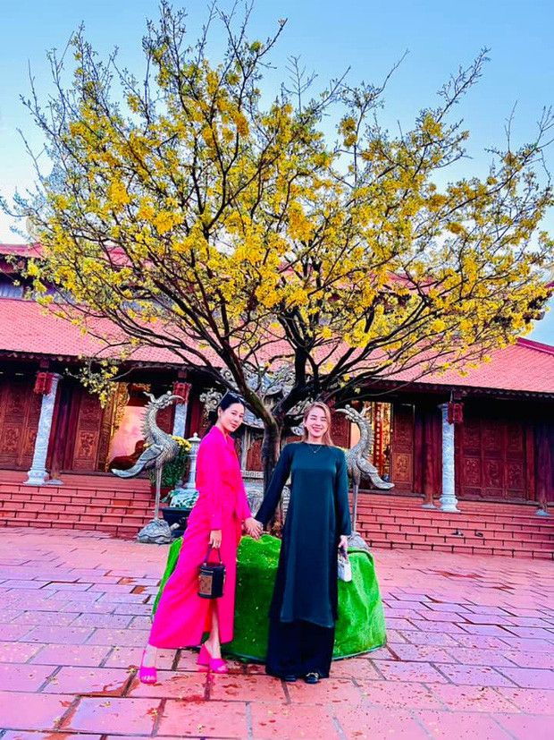 Trước đó, vào chiều mùng 4 Tết, một số nghệ sĩ như Nam Thư, vợ chồng Lâm Vỹ Dạ - Hứa Minh Đạt... đã hé lộ loạt ảnh đến thăm nhà thờ tổ của Hoài Linh nhân dịp đầu năm mới. Ảnh; FBNV