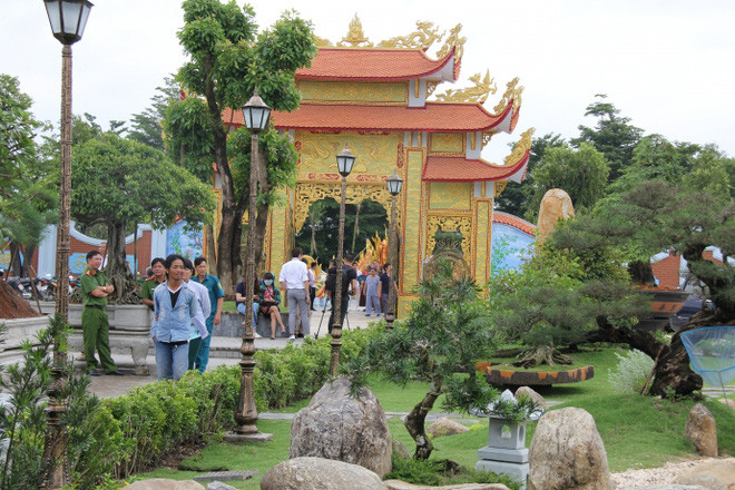 Ngay từ lối vào, sự uy nghiêm của một nơi thờ tự hiện rõ với hình ảnh hai con rồng được điêu khắc cầu kì, tinh xảo. Ảnh: FBNV