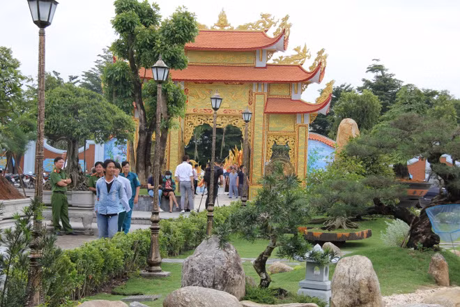 Ngay từ lối vào, sự uy nghiêm của một nơi thờ tự hiện rõ với hình ảnh hai con rồng được điêu khắc cầu kì, tinh xảo. Ảnh: FBNV