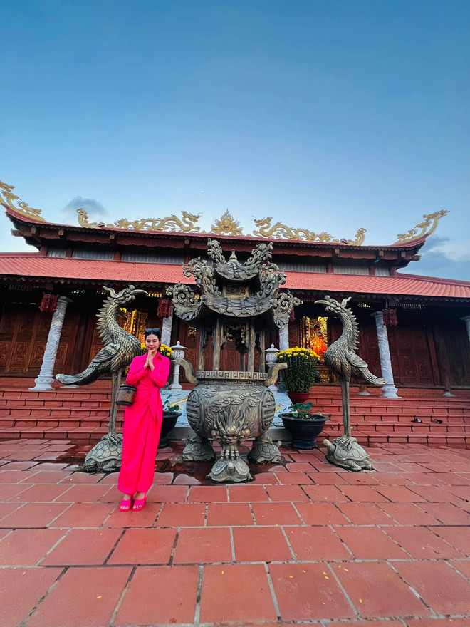 Khung cảnh đền thờ khá vắng vẻ, các cửa vào điện thờ chính cũng đóng kín. Ảnh: FBNV