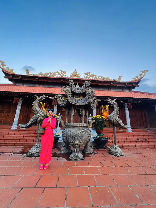 Khung cảnh đền thờ khá vắng vẻ, các cửa vào điện thờ chính cũng đóng kín. Ảnh: FBNV