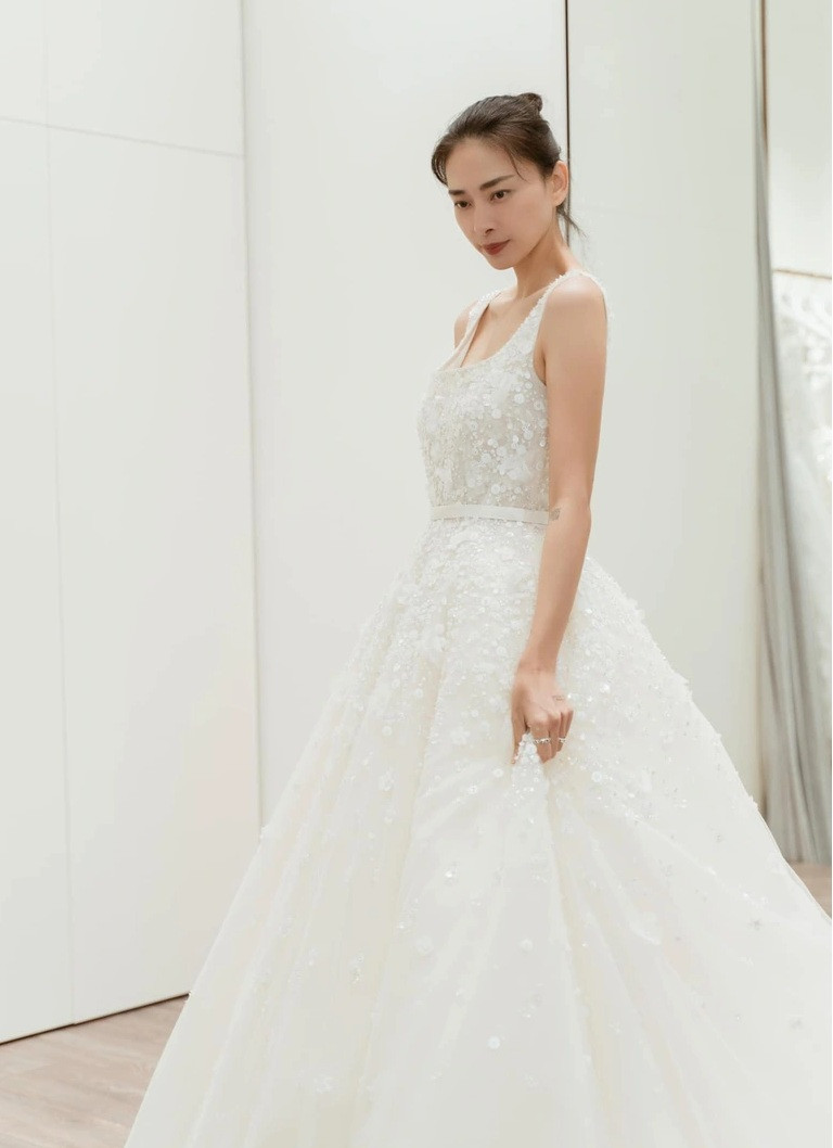 Trước đó, "đả nữ" còn dành hẳn 6 tháng để chọn ra bộ váy cưới ưng ý nhất. Ngô Thanh Vân đã thử rất nhiều mẫu thiết kế đến từ các thương hiệu xa xỉ. Ảnh: FBNV
