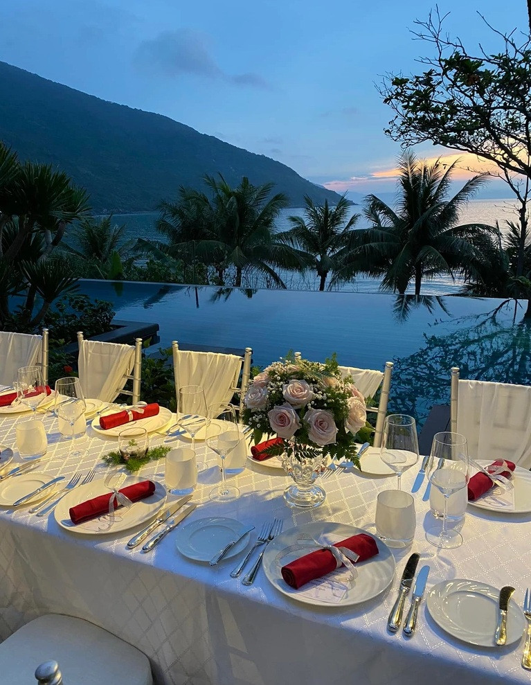 Trước thềm lễ cưới, nữ diễn viên đã tổ chức tiệc độc thân với hội bạn bè thân thiết tại resort cao cấp. Dù mới chỉ là "tiệc độc thân" nhưng không gian được bày trí trang trọng. Ảnh; FBNV