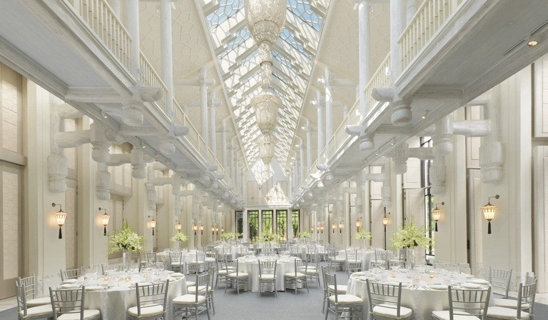 Bên cạnh đó, để thuê không gian tiệc cưới, cặp đôi phải bỏ thêm khoảng 300 triệu đồng. Ảnh: Dân trí