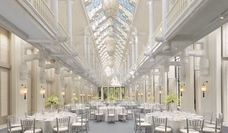 Bên cạnh đó, để thuê không gian tiệc cưới, cặp đôi phải bỏ thêm khoảng 300 triệu đồng. Ảnh: Dân trí