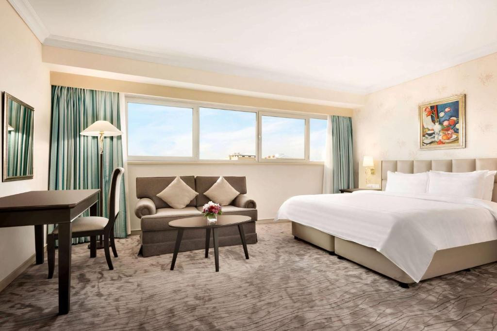 Trên các website đặt phòng khách sạn lớn, nhiều bình luận đều đánh giá khách sạn có chất lượng phục vụ tốt, phòng sạch sẽ. Ảnh: Booking Bể bơi ngoài trời. Ảnh: Booking