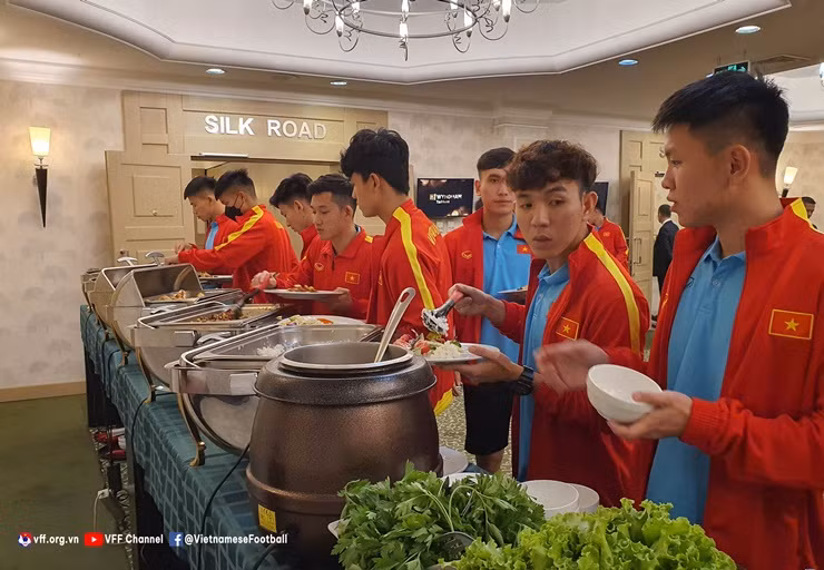 Bữa sáng phục vụ hàng ngày với đa dạng các món ăn. Ảnh: VFF