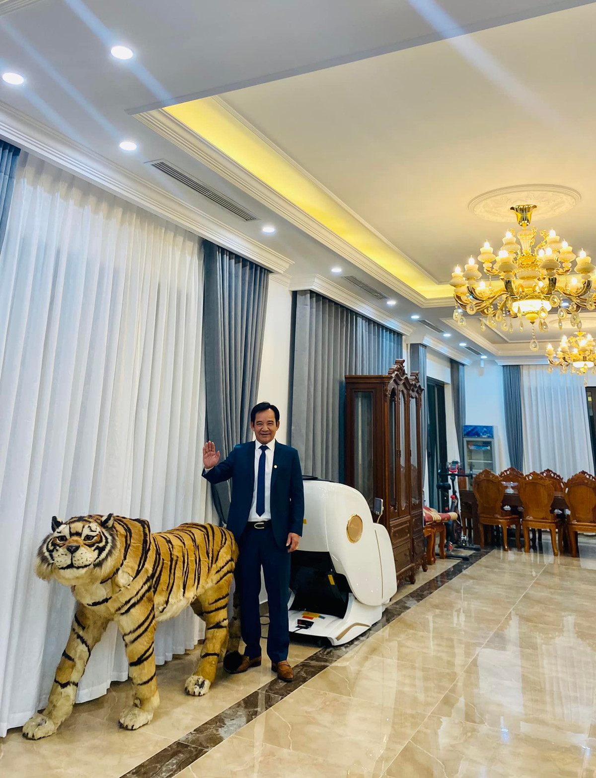 Không gian lộng lẫy với những món đồ nội thất độc nhất vô nhị. Ảnh: FB Tiến Quang