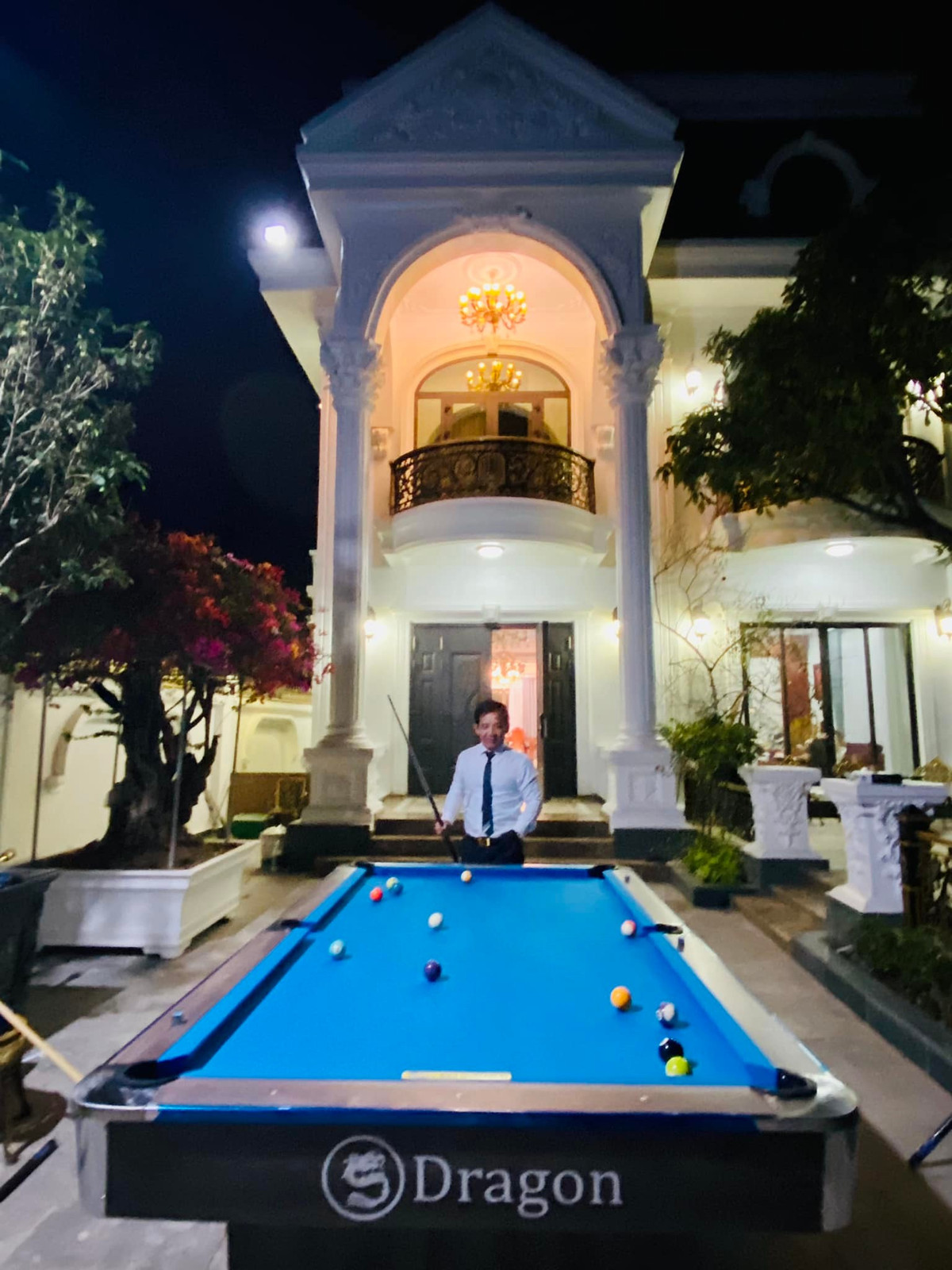 Trong khuôn viên biệt thự còn có khu vực giải trí phục vụ nhu cầu chơi bi-a. Ảnh: FB Tiến Quang