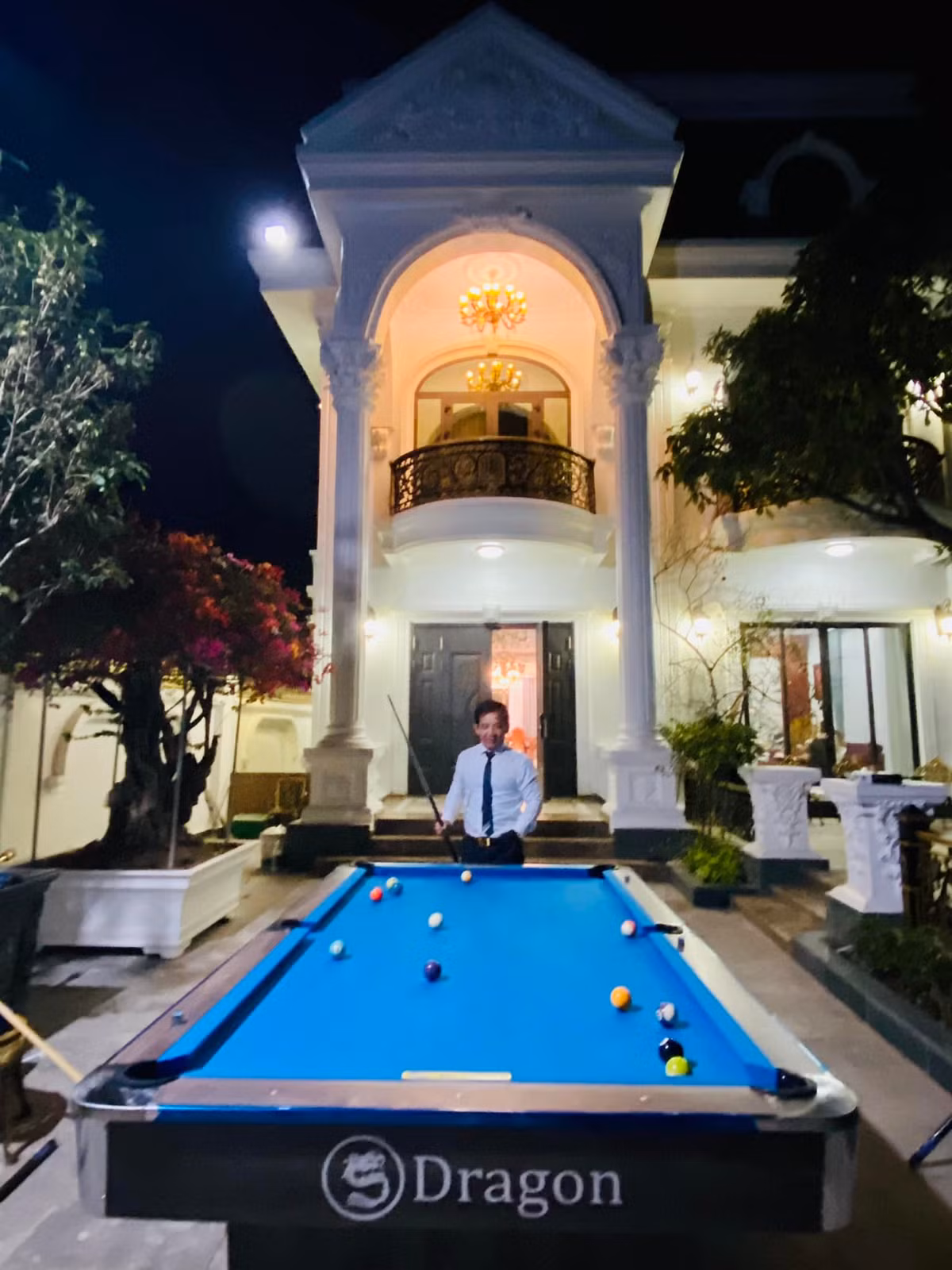 Trong khuôn viên biệt thự còn có khu vực giải trí phục vụ nhu cầu chơi bi-a. Ảnh: FB Tiến Quang