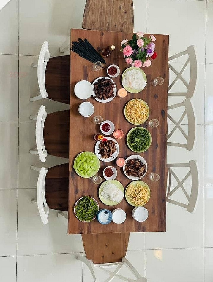 Bàn ăn lớn bằng gỗ đủ chỗ cho 8 người.