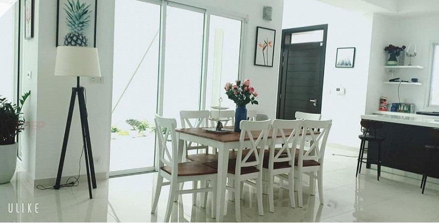 Qua một số hình ảnh được chia sẻ, có thể thấy, căn nhà rất rộng rãi, thoáng đãng và gần gũi với thiên nhiên.